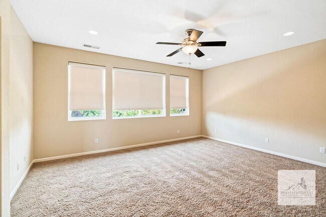 Building Photo - Beautiful 4 Bedroom 3 Bath Home with Solar in Northeast Fresno!
