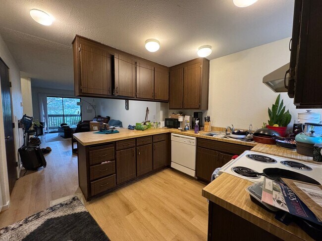 Building Photo - 2 Bedroom 1.5 Bath Townhouse near WWU and Fairhaven w/ Attached Garage