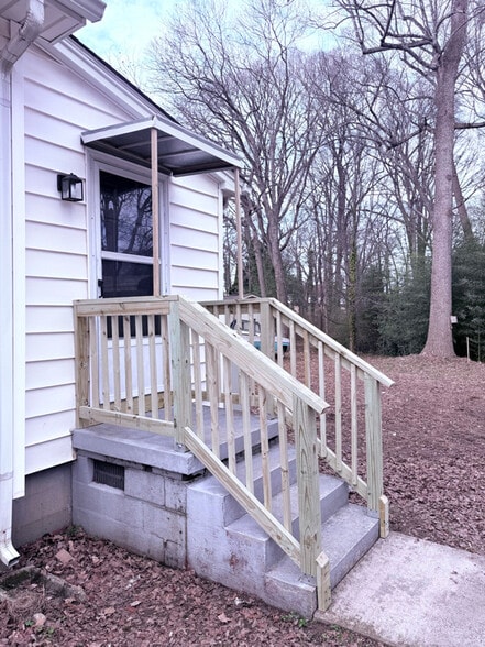 Building Photo - 537 Robertson St