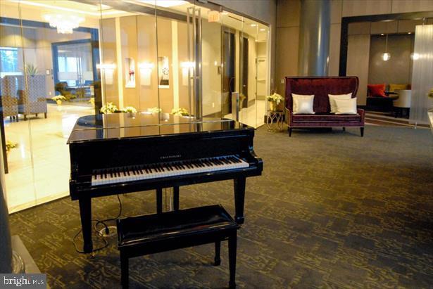 Building Photo - 8231 Crestwood Heights Dr