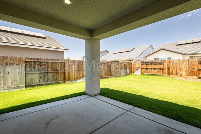 Building Photo - 4 Bedroom/3 Bath Home with Solar in Commun...