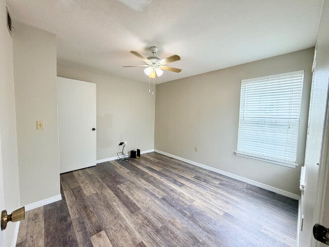 Building Photo - *** $500 OFF MOVE IN SPECIAL *** "Charming 3-Bed Condo with Scenic Views & Granite Finishes in Me...