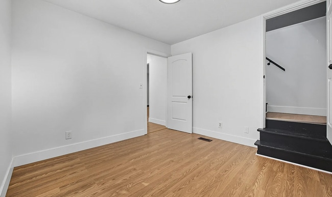 Building Photo - 867 E 12th Ave