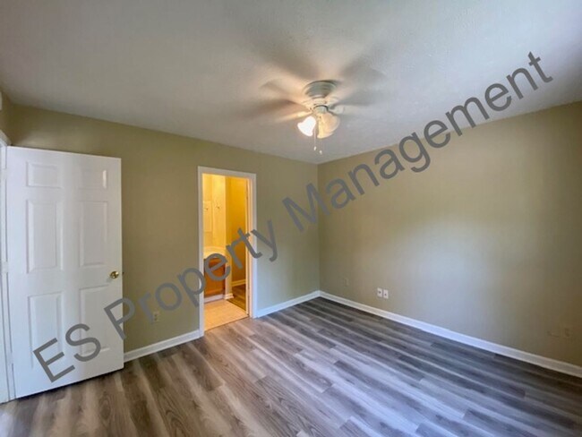 Building Photo - Great 3 Bedroom 2 Bathroom Ranch Style Hom...