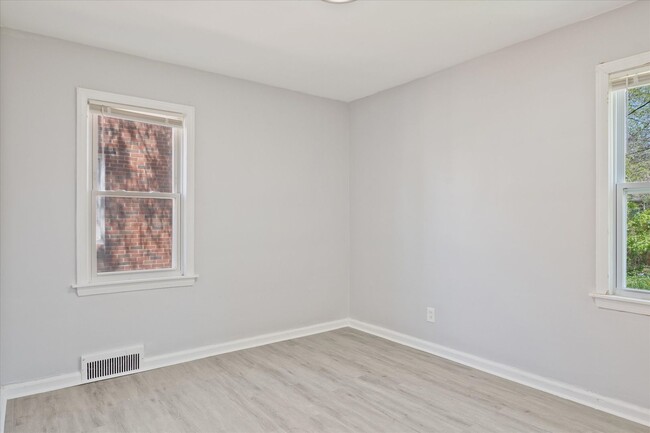 Building Photo - $1375 3 bedooms