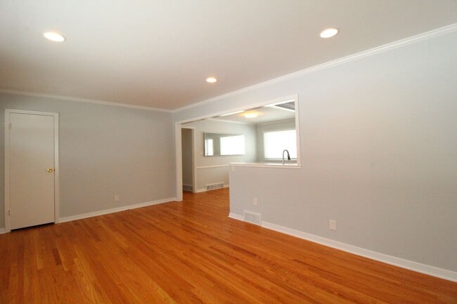 Building Photo - February FREE On This 3 Bedroom 2 Bath Home In Overland Park