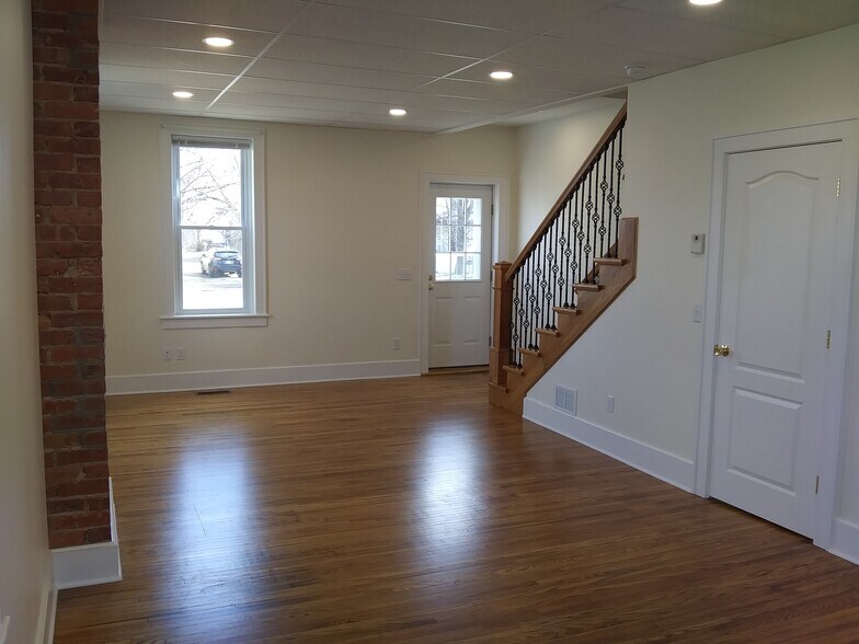 Building Photo - 525 N Elmer Ave