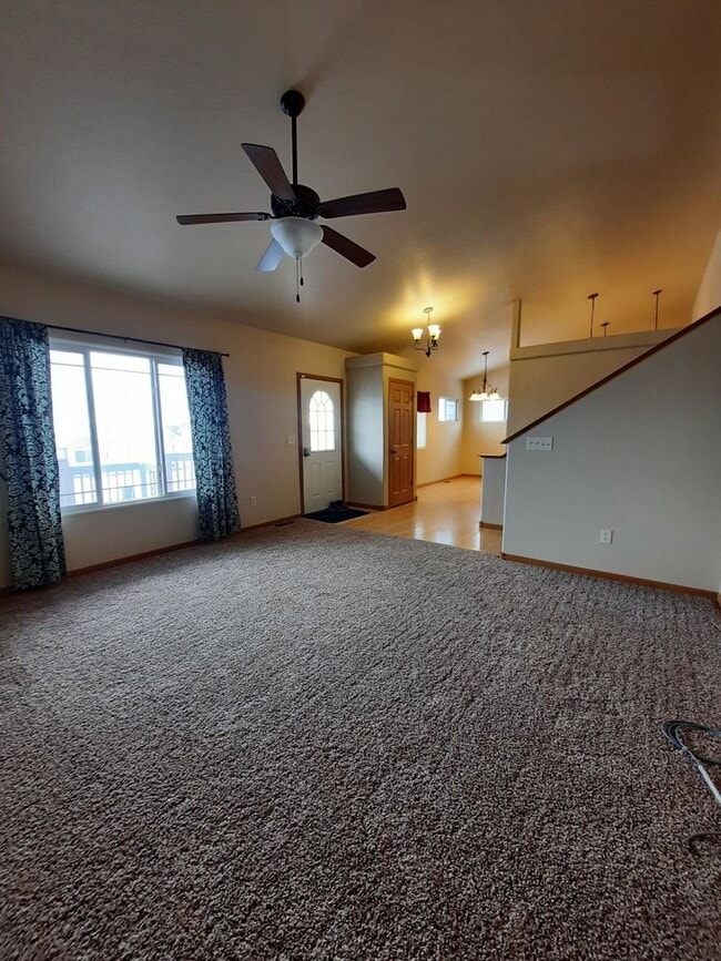 Building Photo - 3 BEDROOM | 2 BATH | TRI-LEVEL | NORTH