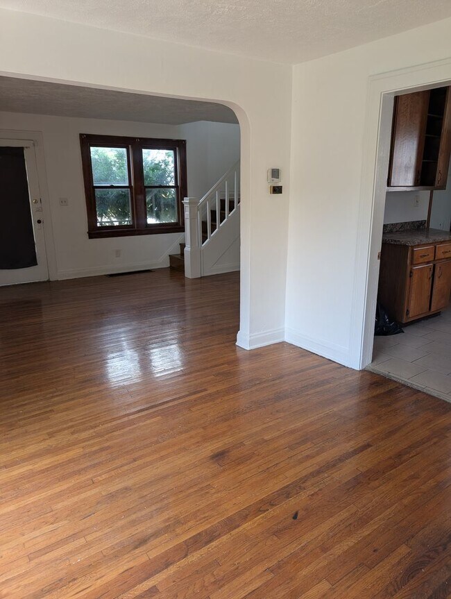 Building Photo - A charming 3-bedroom, 1-bathroom in Maple Heights