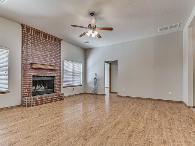 Building Photo - 4 Bed | 2 Bath | 2 Car Garage - Edmond Schools - North Hampton Addition