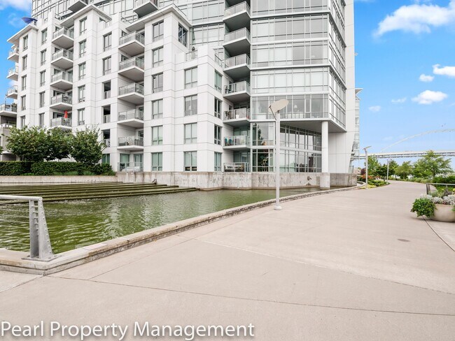 Building Photo - Waterfront Pearl - 1 bed/1.5 bath/den sw corner unit with parking/2 balconies/river view/most uti...