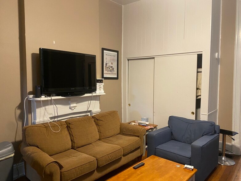 1st Family room - 2235 Victor St