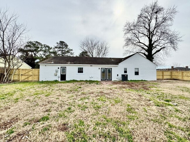 Building Photo - Fully-Renovated Ranch Home Available 03-19-26! Fenced Backyard - Pet Friendly - Washer & Dryer In...