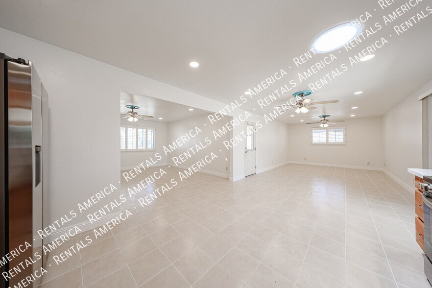 Building Photo - 935 E Wesleyan Dr