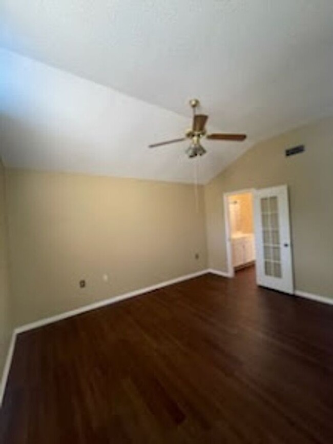 Building Photo - Beautiful remodeled 3 bed 2.5 bath