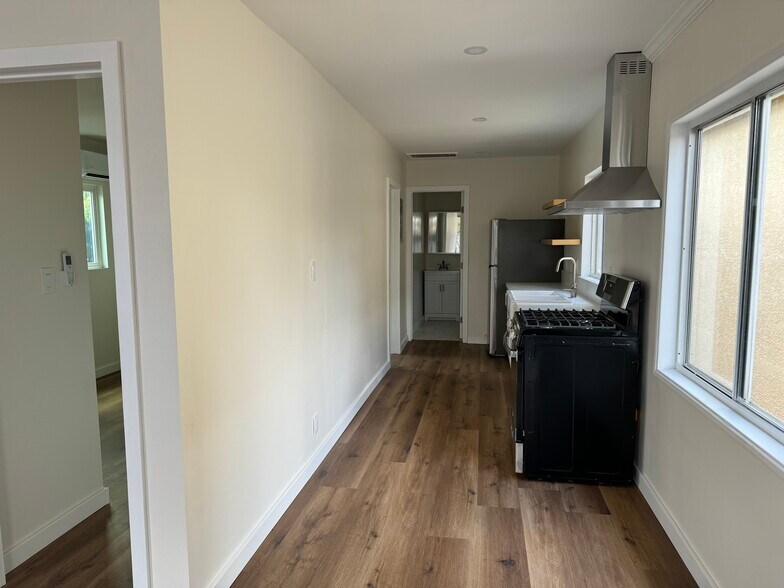 Building Photo - 1316 N Hollywood Way