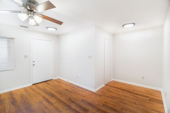 Building Photo - 2127 Henderson Dr