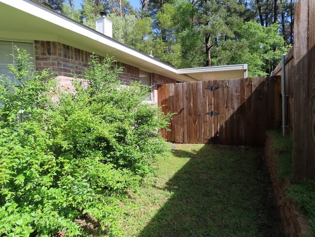 Building Photo - Charming 3 Bedroom, 2 Bath House in Flint-...