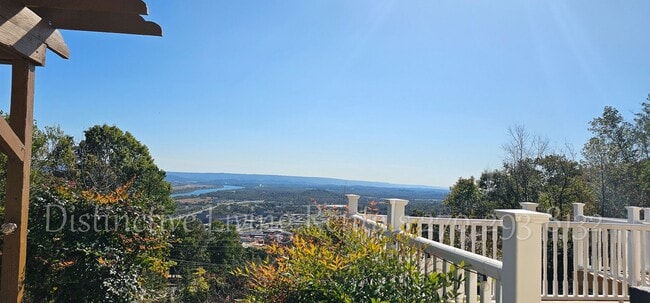Building Photo - Cozy home with a stunning view!