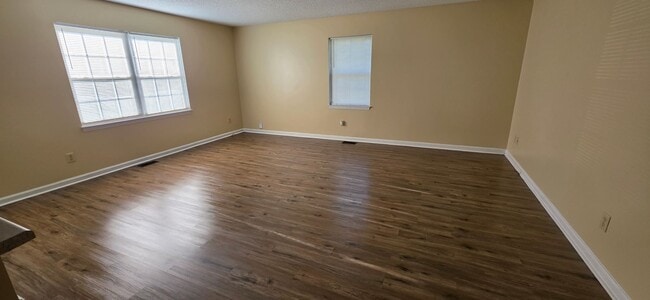 Building Photo - READY TO MOVE IN! 3 BEDS/2 BATHS!