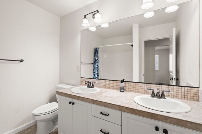 Building Photo - Stunning 3-Bedroom, 2.5-Bath Home in the C...