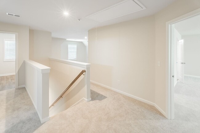 Building Photo - 421 Midland Pnes Dr