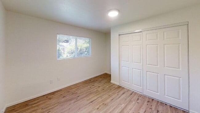 Building Photo - Amazing 2 Bedroom Single-level Duplex w/ A...