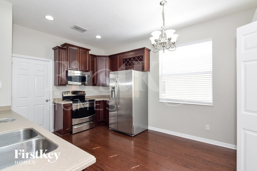 Building Photo - 7847 Foxgrove Dr