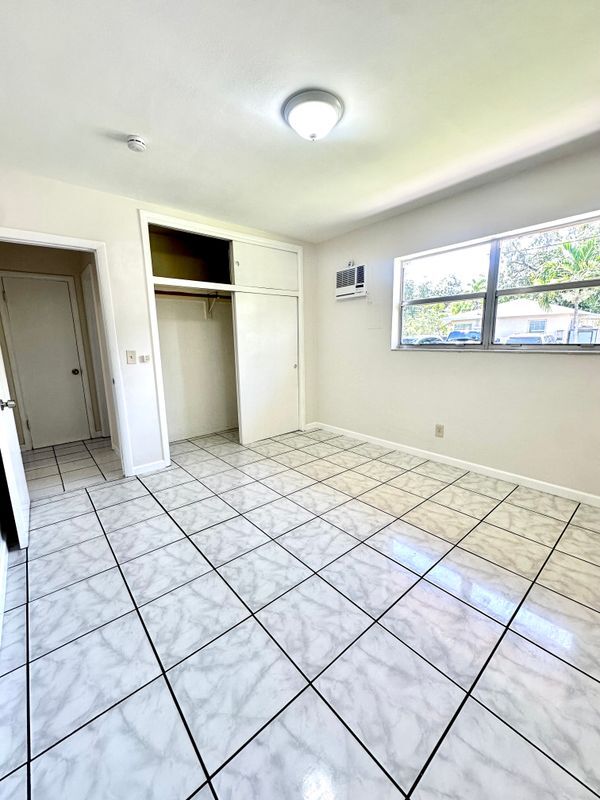 Building Photo - 15002 NE 11th Ct