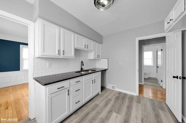 Building Photo - 14024 Grandville Ave