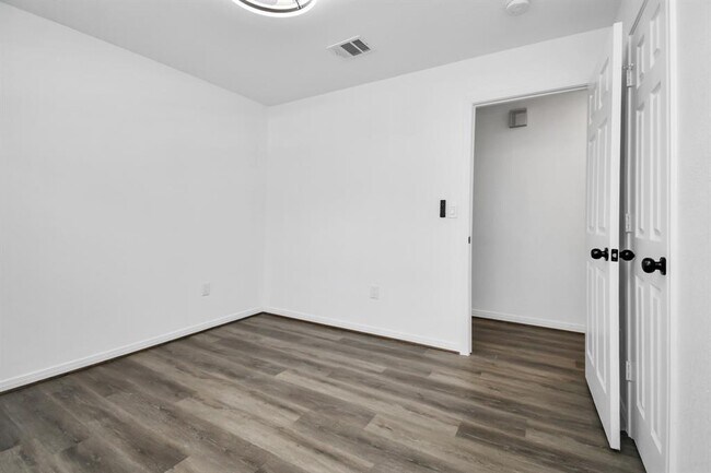 Building Photo - 136 Cherry Tree Ln