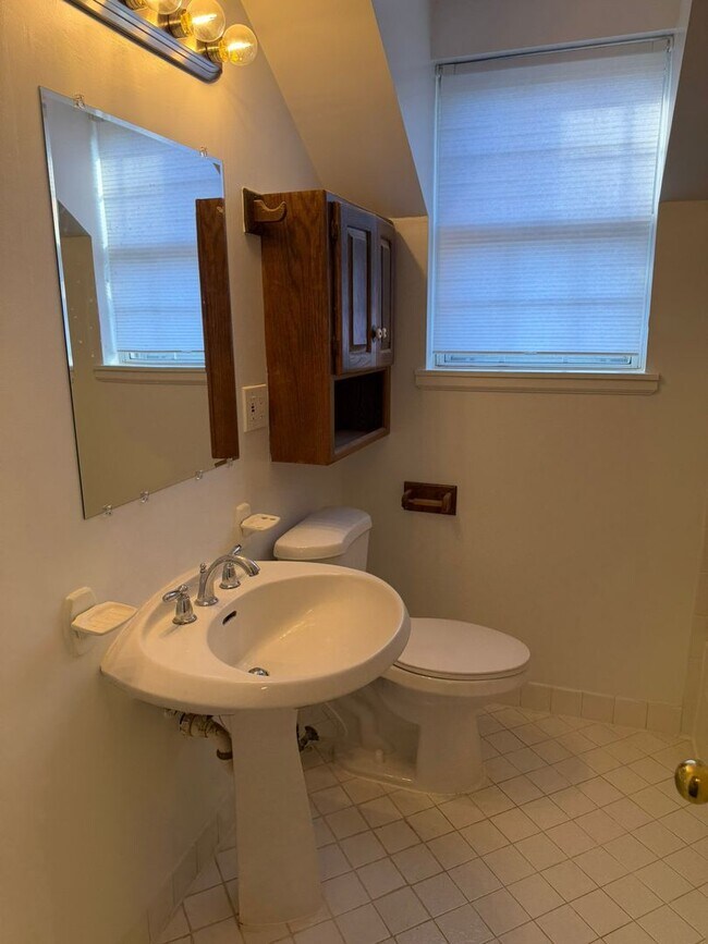 Building Photo - Beautiful 2 Bed 2 Bath Clarendon End-Unit ...