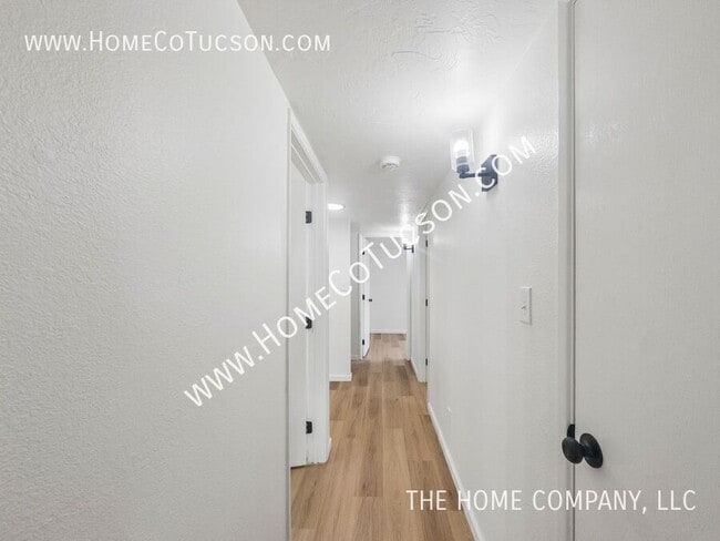 Building Photo - 5123 Paseo Las Palmas