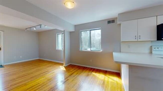 Building Photo - 2 Bedroom 2.5 Bath Townhouse