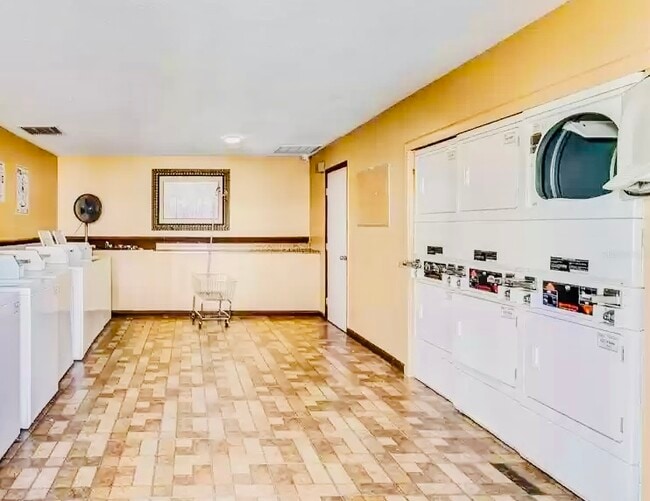 Building Photo - 455 Alt 19