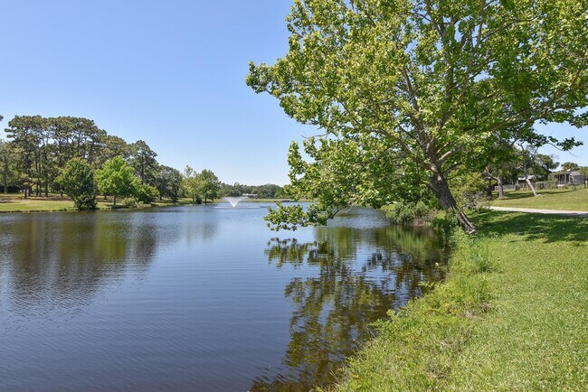 Building Photo - 919 Viscaya Blvd