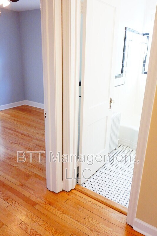 Building Photo - 907 Hudson Ave