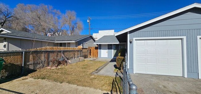 Building Photo - 2bed 1 bath 1 car garage Duplex home. 1mil...