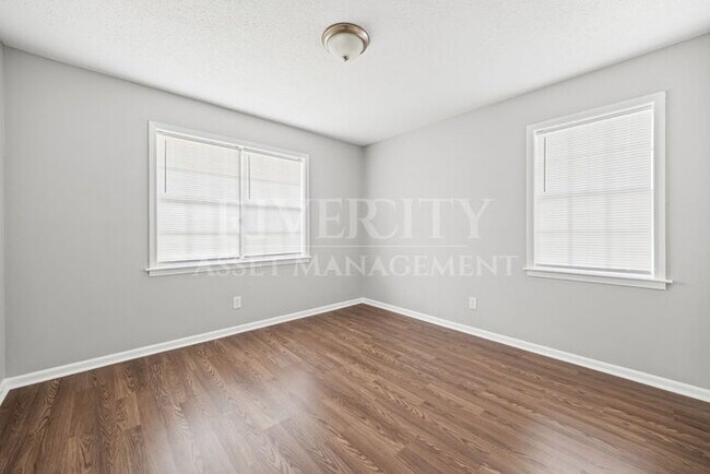 Building Photo - Renovated Gem! This 4-bed, 1.5-bath home!!...