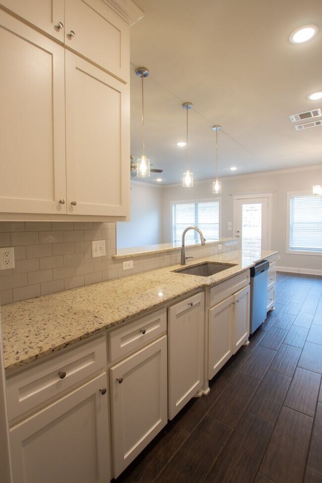 Building Photo - Available Now! Stunning 3 Bedroom 2 Bath Home in Whitehouse!