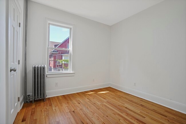 Building Photo - 430 E 5th St