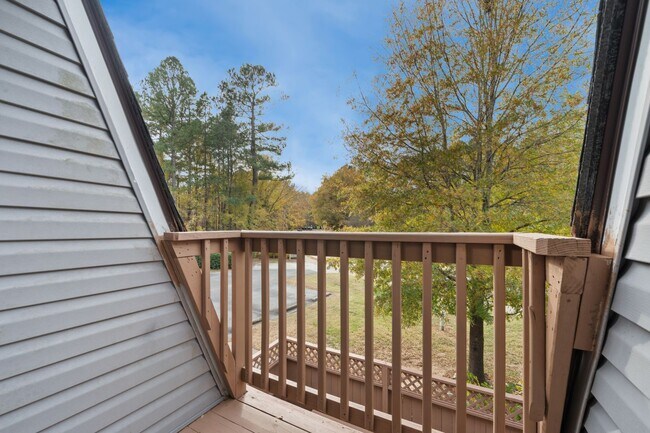 Building Photo - GREAT LOCATION!!! Large 2bedrm - Mins to U...