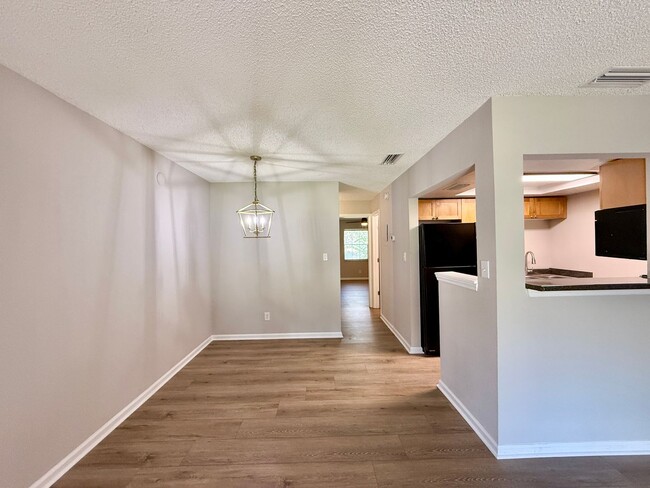 Building Photo - STRATFORD CONVENIENT 1/1 CONDO IN SEMINOLE...