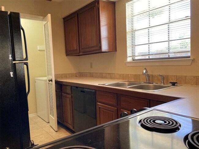 Building Photo - 3100 Devonshire Dr