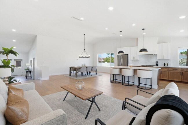Building Photo - 5623 E Claire Dr