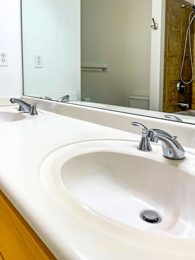 Building Photo - 21st Floor Corner Unit | Downtown Luxury Living w/ Balcony, Parking & Amenities