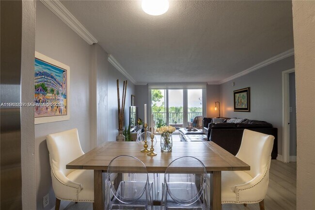 Building Photo - 250 Jacaranda Dr