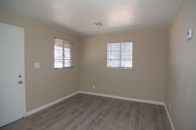 Building Photo - Charming 1 Bedroom 1 Bath Duplex! Central ...