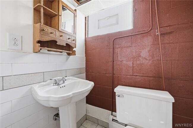Building Photo - 56 Awood Pl