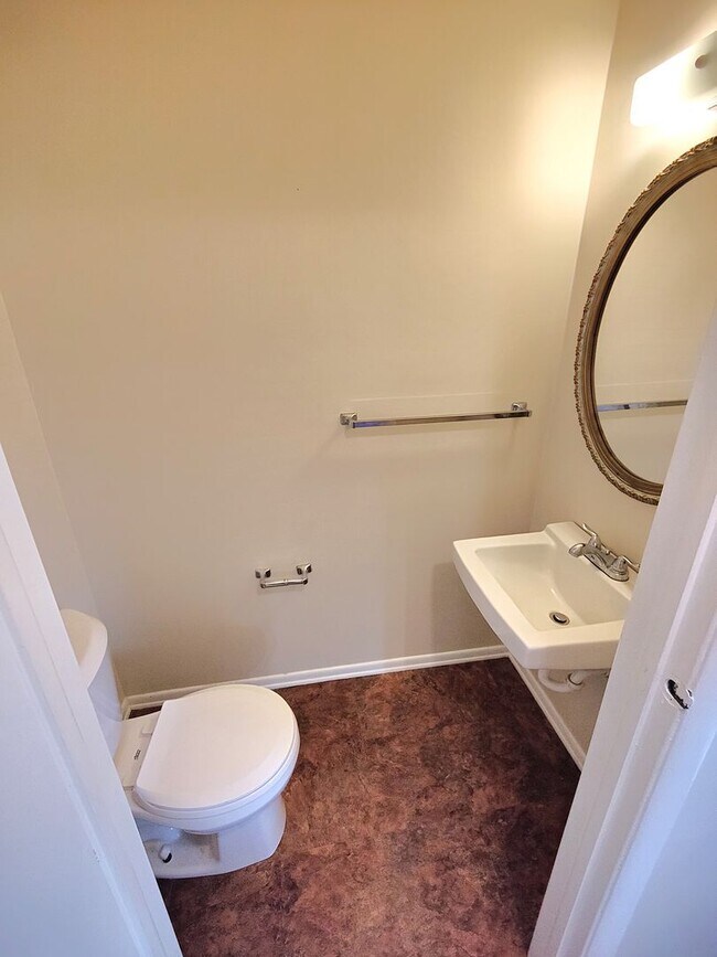 Building Photo - *Well-Maintained 3BD/1.5BA Townhouse Available in West Mifflin*